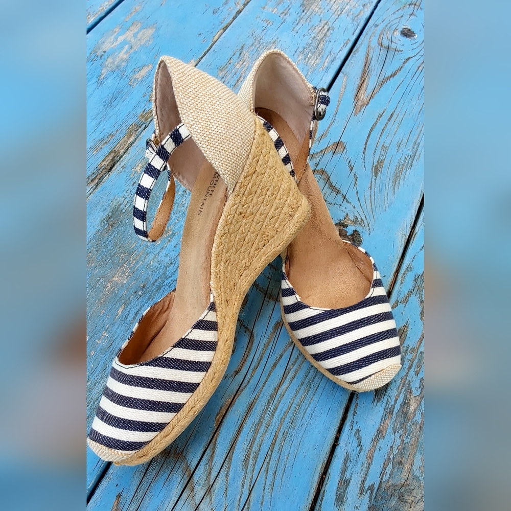 Whie Mountain Blue and cream striped 2 " heel